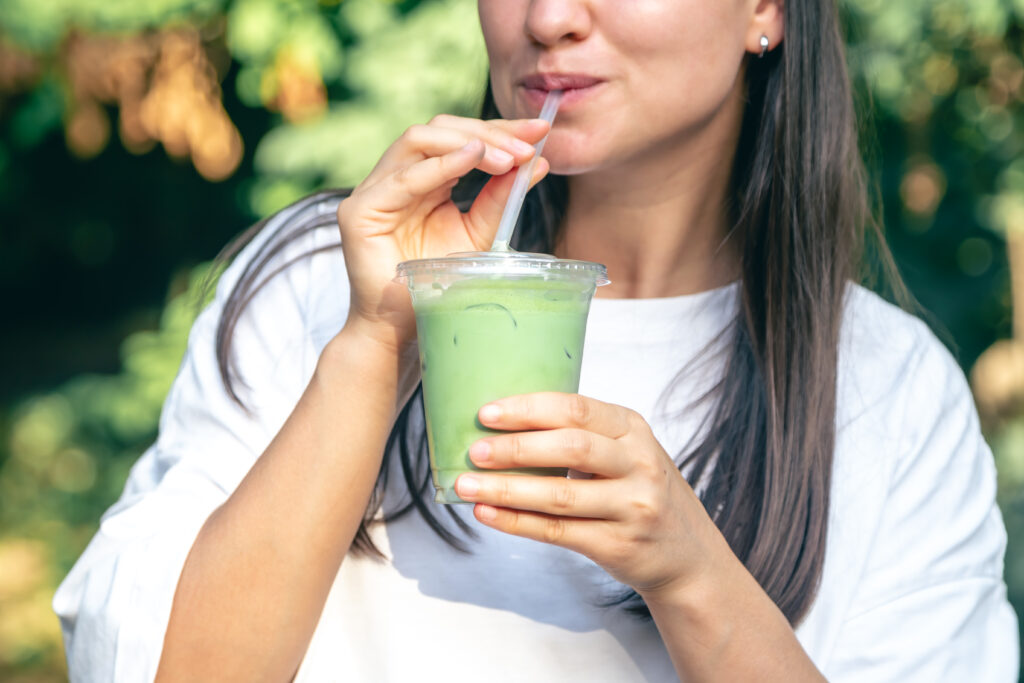 Disfrutando de una bebida saludable a base de matcha