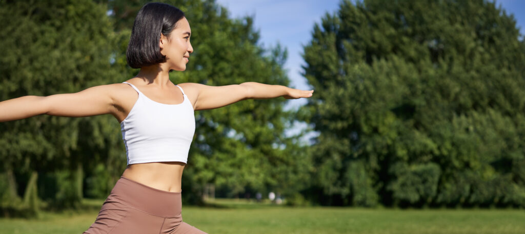 Mujer joven entrenando en el parque cuidando de su salud bebiendo matcha